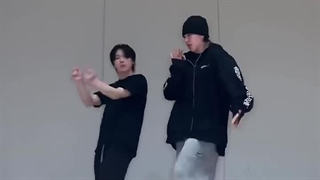 با این آهنگ ندیده بودم کسی اینجوری قشنگ برق.صه