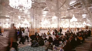 زائران و مجاوران میهمان سفره کریمانه امام حسن مجتبی علیه السلام در حرم مطهر رضوی