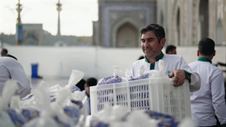 قاب هایی متفاوت از سفره باشکوه میلاد حضرت امام حسن مجتبی علیه السلام در حرم مطهر رضوی