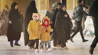 ما نسل‌هاست که پابوسِ آستانِ رضاییم / به شاهِ قُبه طلا، حضرتِ رضا صلوات ...