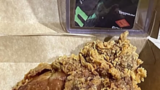 تو دیتینگ‌شو هیچ دختری هاروتو رو انتخاب نکرد تا بره باهاش مرغ بخوره و مجبور شد تنها غذاشو بخوره و اما کاری که فنا کردن :