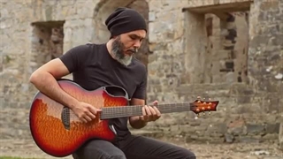 اجرای گیتار آکوستیک