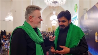 حال و هوای مراسم شب قدر در بین زائران اردو زبان در رواق غدیر حرم مطهر رضوی