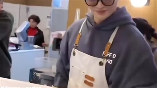 این‌گوکی که تو کافه مامانش یواشکی به فنا کوکی میده :)