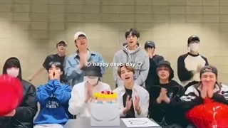 همین الان ی ادیت خوشگل از تولد دبی دیدم دام نیومد نزارم :>