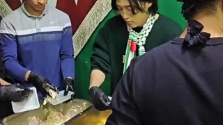 پخش افطاری فلسطینی توسط کیم داود در میدان فلسطین تهران