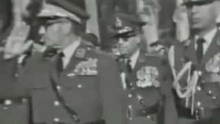 بازدید محمدرضا شاه پهلوی از دانشگاه افسری و اعطای سردوشی در میدان شامگاه با هورا کشیدن نظامیان ارتش شاهنشاهی