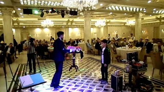 به پرواز دراوردن میز تالار توسط شعبده باز ایرانی