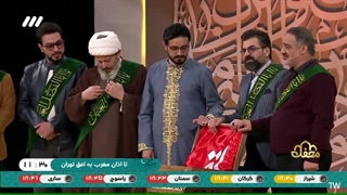 اهداء حمایل خادمی و پرچم حرم حضرت ابوالفضل(ع) به میزبانان برنامه قرآنی محفل - فروردین 1403