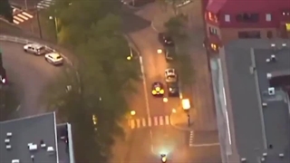 تعقیب و گریز سینمایی یک خودوری فراری و موتور پلیس