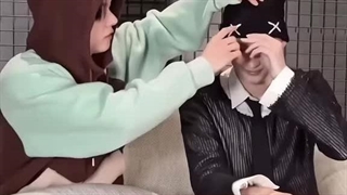 جوری که یونجون حواسش به هونینگی هس تا احساس نکنه زشته :)