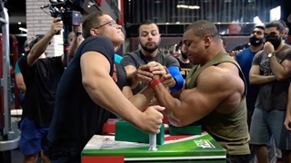 مچ اندازی دو قهرمان 