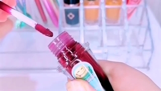 چیدن استند و میز لوازم آرایش 