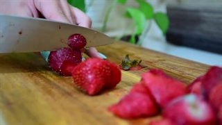 طرز تهیه اسموتی توت فرنگی و موز | چطور میشه همچین اسموتی درست کرد