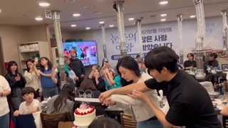 جوری که جی وون و سوهیون با هم کیک پایان سریال رو بریدن:گریه: