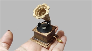 گرامافون مینیاتوری با مواد دور ریز