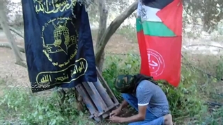 آماده سازی و شلیک موشک های مینی کاتیوشا 107 میلیمتری مقاومت غزه - طوفان الاقصی