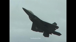 جنگنده اف-22 در حال انجام مانور کبرای پوگاچف