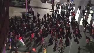 معترضان در خارج از محل اقامت رئیس جمهور پن تظاهرات کردند !!