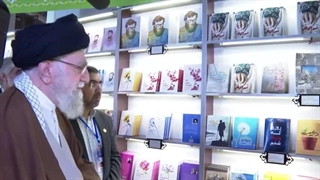 بازدید رهبر معظم انقلاب از برخی غرفه های نمایشگاه کتاب تهران - ۱۴۰۳/۰۲/۲۴