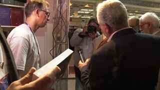 دعای رهبر انقلاب برای مادر غرفه دار کتاب در نمایشگاه بین المللی تهران ۱۴۰۳/۰۲/۲۴