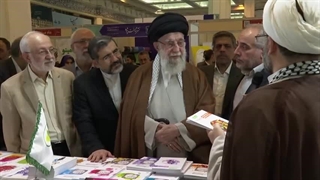 حضور رهبر معظم انقلاب در غرفه کتاب شهید اسلامی در نمایشگاه بین المللی ۱۴۰۳/۰۲/۲۴