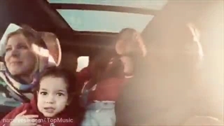 آهنگ یه چیزی میشه  از رضا  صادقی با همراهی دختران و همسرش