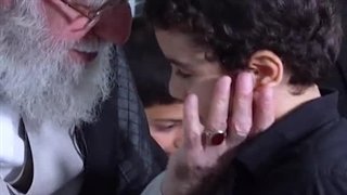 14030303: پنجره ویژه از حضور رهبر انقلاب در منزل شهید رئیسی