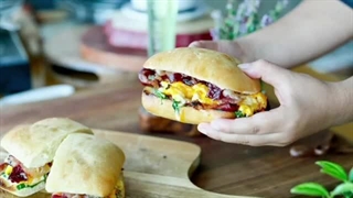 خمیر وسط نان ساندویچی را بخوریم یا دور بریزیم؟