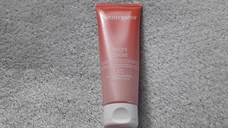 ژل ضدآفتاب نوتروژینا مدل برایت بوست (bright boost) SPF 30