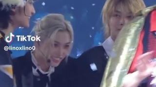 جوری که ای ان حواسش بود فلیکس دوباره گم نشه