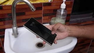 تست ضدآب بودن گوشی سامسونگ گلکسی اس24 اولترا