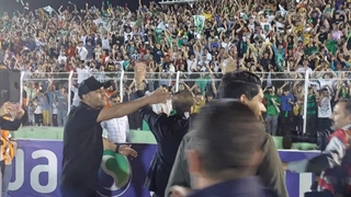 دور افتخار مالک باشگاه خیبر پس از قهرمانی در لیگ یک