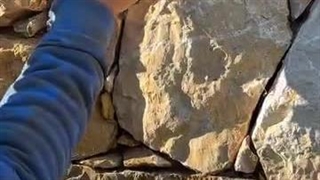 بهترین باکیفیت ترین سنگهای کوهی ارایه خدمات سنگهای رنگی و کوهی اجرای سنگ لاشه مالون قلوه ای کوبیک