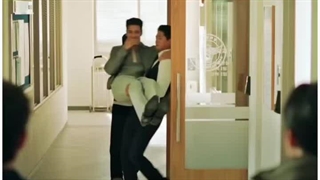 هیچی نشد فقط شلوارش جر خورد 