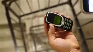 نبرد تن به تن: آیفون 13 پرو در مقابل نوکیا 3310! کی زنده می‌مونه؟!