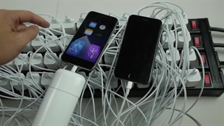 یه نفر 100 تا شارژر رو به هم لحیم کرد تا ببینه آیفونش سریعتر شارژ میشه یا نه!