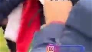 14030415: عکس‌العمل تحسین‌برانگیز یک ایرانی با غیرت، نسبت به جسارت و توهین وحوش ضد انقلاب به پرچم عزیز کشورمان