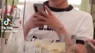 هیسونگ همیشه سرش تو گوشیه حالا کاری که جیک دوست داره بکنه: