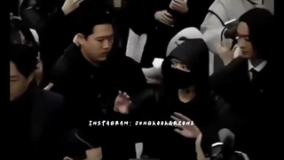 ولی‌گودرت‌‌یونگی‌-فک‌کنم‌دلیلش‌چاپ‌استیکاشه‌...