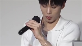 اینجا دنباله دستبندش اویزونه رو دستش فکر حشره ای چیزیه ترسید