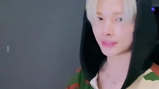 ویورس لایو نیکی " ایموجی تکون دادن دست" با زیرنویس فارسی