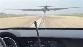 خودرو تعقیب گری که در هنگام فرود هواپیمای جاسوسی U-2 Dragon Lady به آن کمک می کند