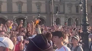 این شاهزاده‌ست که داره رژه سلطنتی میره یا فرشته‌ست که داره تو بهشت راه میره؟