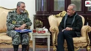 14030425: دیدار تامل برانگیز فرمانده کل ارتش و رئیس‌جمهور با لباس رزم!