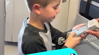 این پسر قراره تو بلند گوی هواپیما حرف بزنه