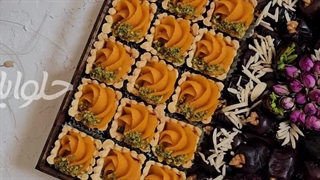 سینی «میکس تارت بیسکوئیتی ترحلوا زعفرانی و خرما مغزدار با تزئینات آجیلی»