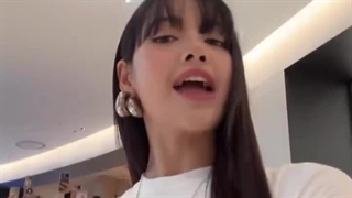 چالش راک استار لیسا با فن ها در پاپ آپ استور سئول . 