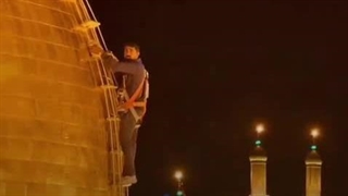 غبار روبی از گنبد حرم مطهر امام حسین علیه السلام