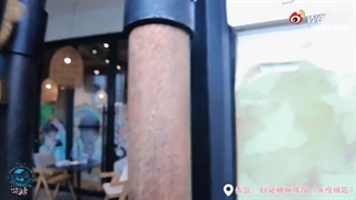 مالک ای کافه ، همه جای مغازه شو با فن ارت های ژانگ هائو زیروبیسوان تزئین کرده!!!!